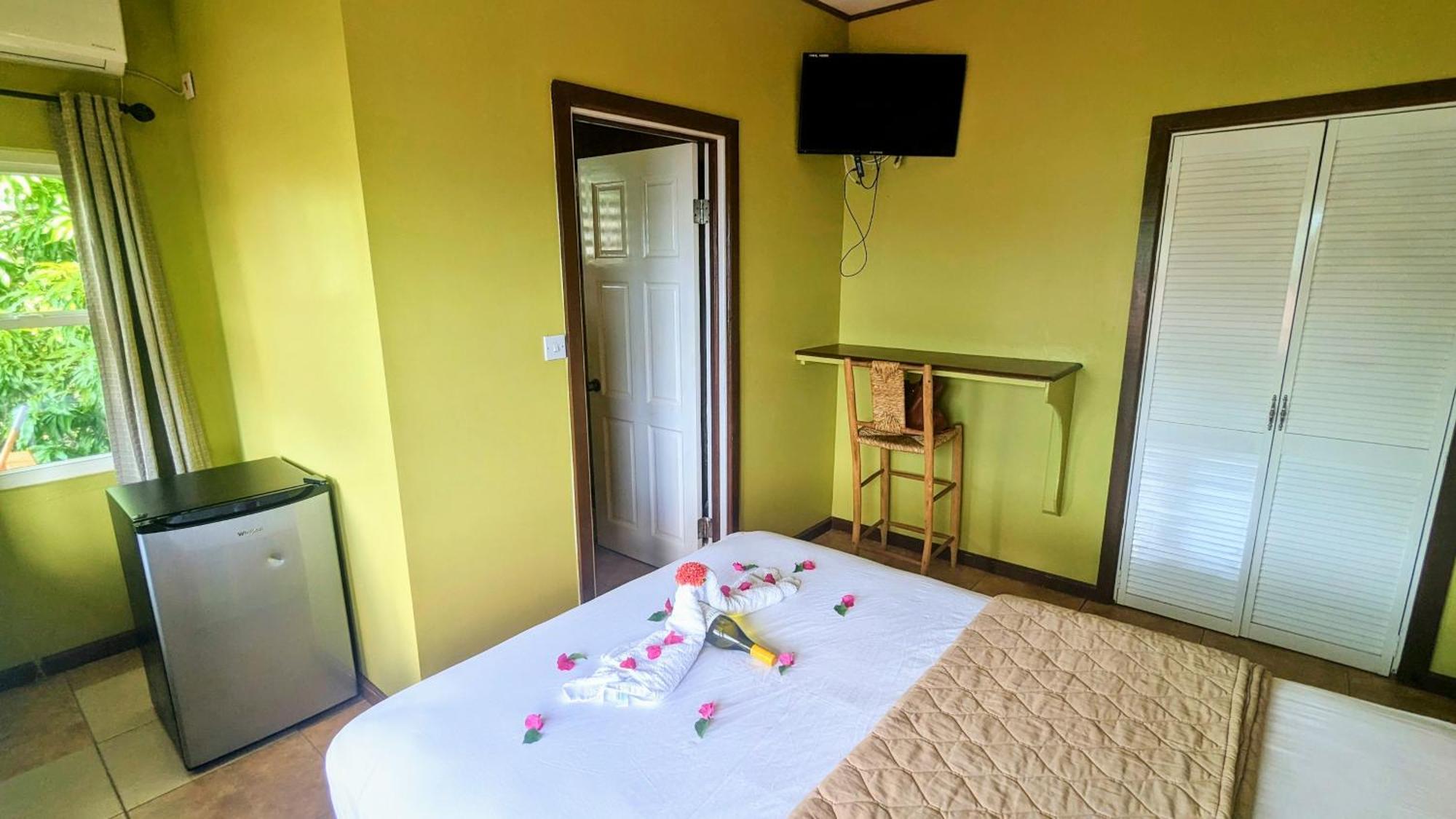 Sunset Lane Hotel Laborie Room photo